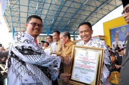 Hari Guru Nasional, Bupati Bantaeng Raih Penghargaan dari PGRI