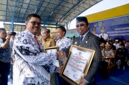 Komitmen Majukan Pendidikan, Bupati Barru Dapat Penghargaan PGRI