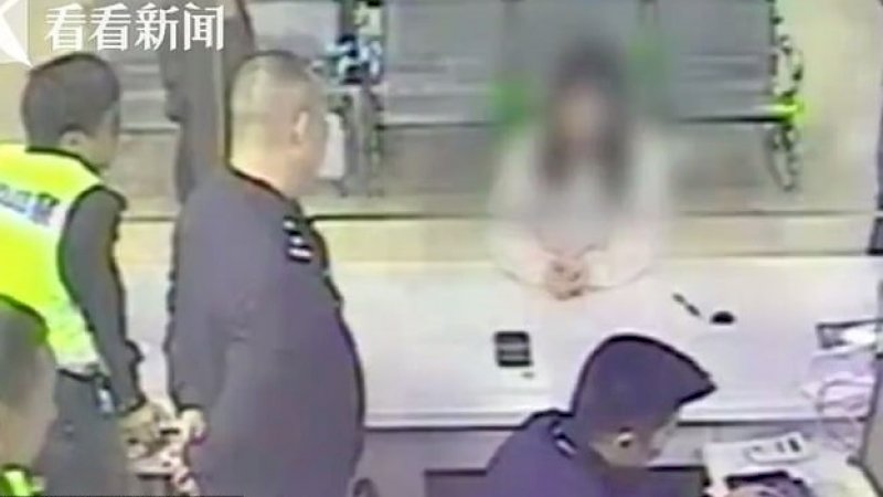 Korban, yang bernama Yi Yi meminta bantuan di kantor polisi