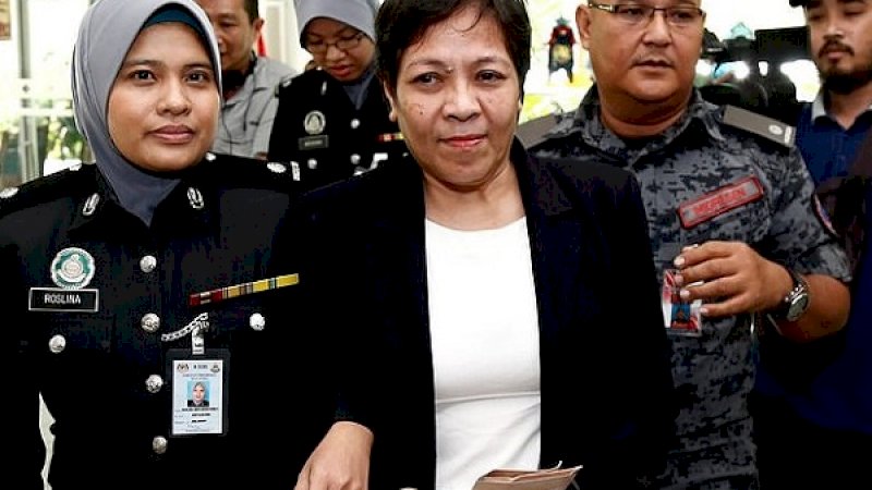 Maria Exposto saat digiring polisi menuju persidangan.