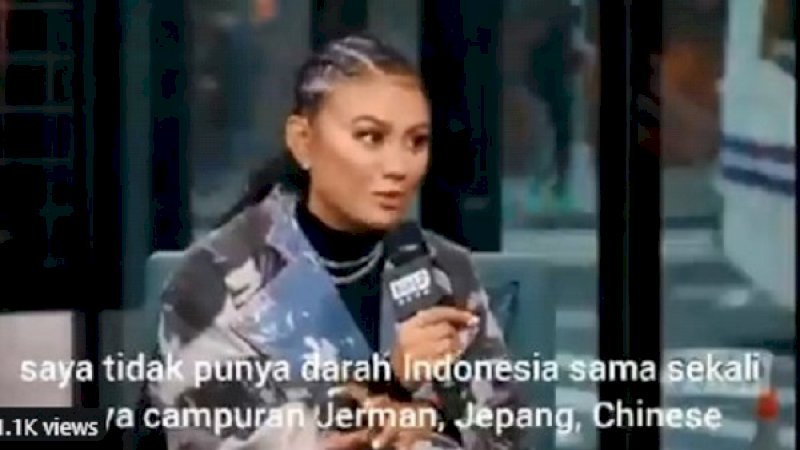 Agnez Mo saat diwawancarai di salah satu stasiun TV luar negeri.