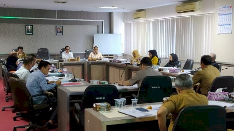 Kepala Biro Humas dan Protokol Pemprov Sulsel, Devo Khaddafi hadir dalam rapat kerja pembahasan RAPBD di kantor DPRD Sulsel, Selasa (26/11/2019).