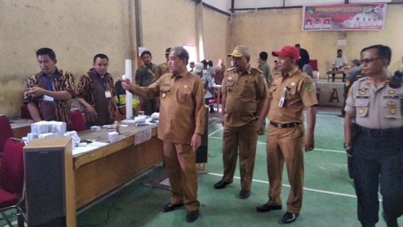 Bupati Sidrap, Dollah Mando saat meninjau pilkades di Sidrap.