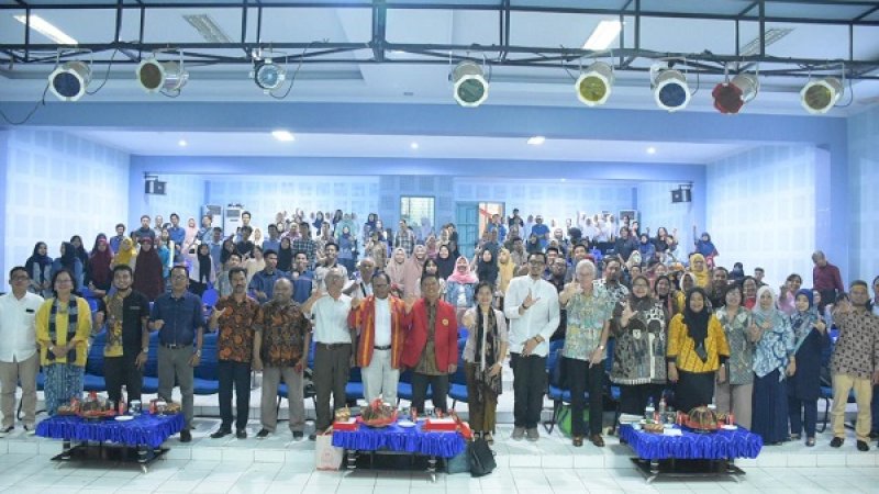 Para peserta seminar "Kilau Jejak Majapahit di Timur Indonesia" berfoto di sela-sela seminar.