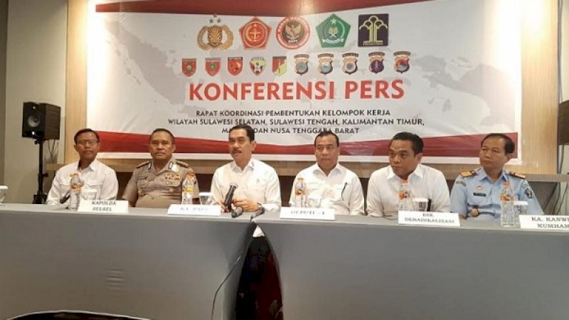 Kepala BNPT, Komjen Pol Suhardi Alius (ketiga dari kiri), saat menggelar rapat koordinasi kelompok kerja pendamping sasaran Deradikalisme di Wilayah Sulsel, Sulteng, Kaltim, NTB dan Maluku tahun 2019, di salah satu hotel di Makassar, Selasa, 26 November 2019.