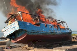 Kapal Penangkap Ikan Indonesia Dihancurkan oleh Australia