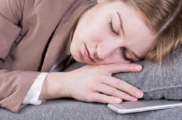 7 Bahaya Letakkan Ponsel di Kasur Saat Tidur