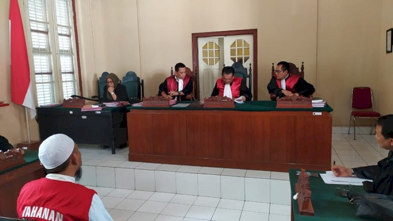 Hamzah Mamba (rompi merah) hadir dalam sidang putusan dengan terdakwa korporasi PT Abu Tours, Rabu (27/11/2019).