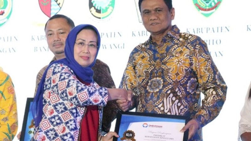 Bupati Barru, Suardi Saleh saat menerima penghargaan dari Ombudsman RI.