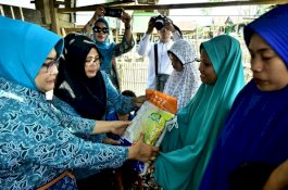 Peduli Korban Puting Beliung, PKK Sidrap Serahkan Bantuan