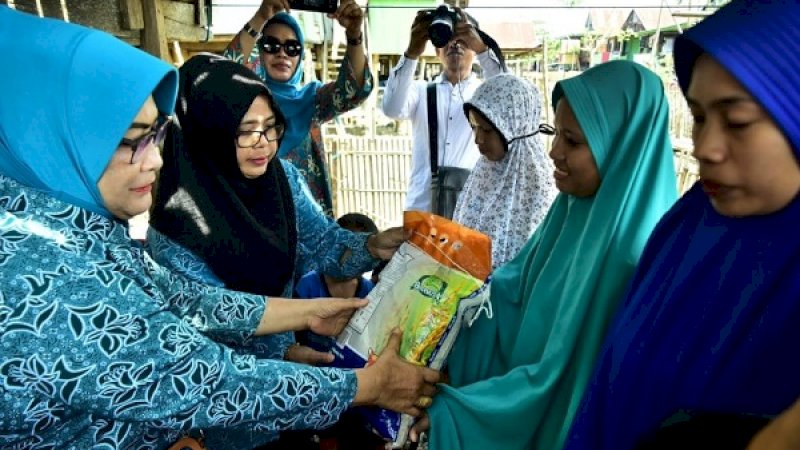 Tim Penggerak PKK Kabupaten Sidrap, Rabu (27/11/2019), menyerahkan bantuan bagi korban angin puting beliung di Kabupaten Sidrap awal pekan lalu.