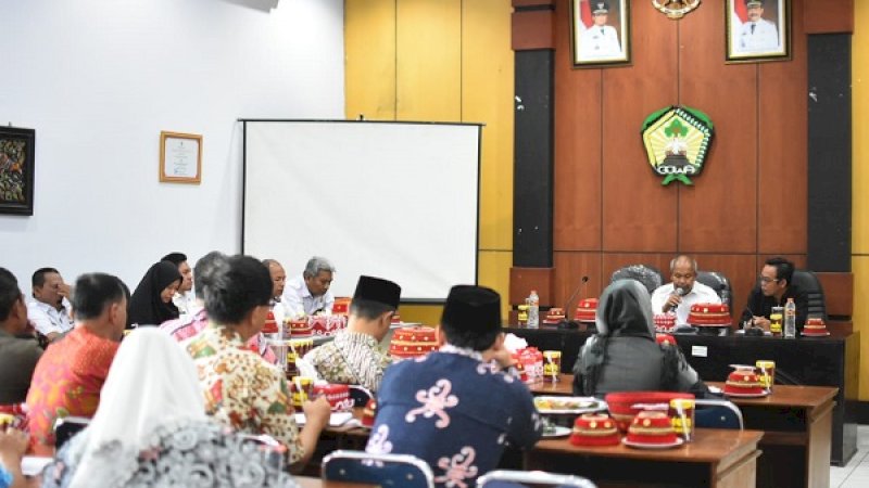 Asisten Bidang Pemerintahan Kabupaten Gowa, Muhammad Rusdi (kanan), saat menerima rombongan dari DPRD Kota Magelang, Jawa Tengah.