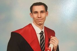 Dari Ujung Telepon, Ibu Dengar Putranya Sekarat Ketika Tiba-tiba Ditikam