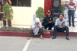 Ikut Rekonstruksi Kasus Penggal Kepala, Perempuan Berjilbab Tiba-Tiba Menangis