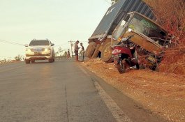 Rem Blong, Truk Kontainer Pengangkut Obat Nyamuk Nyaris Masuk Jurang di Jeneponto 