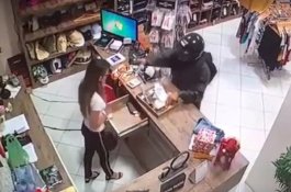 Pura-pura jadi Perampok, Pria ini Menerobos Toko dan Tembak Mantan Pacarnya
