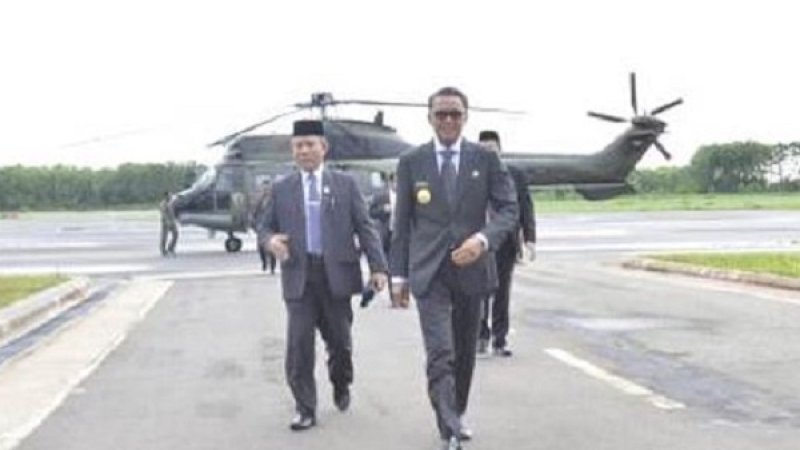 Nurdin Abdullah turun dari helikopter.