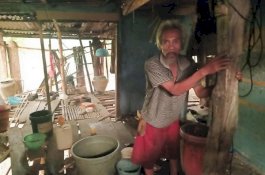 Lantai Papan yang Lapuk Itu Ancam Nyawa Wa Beddu