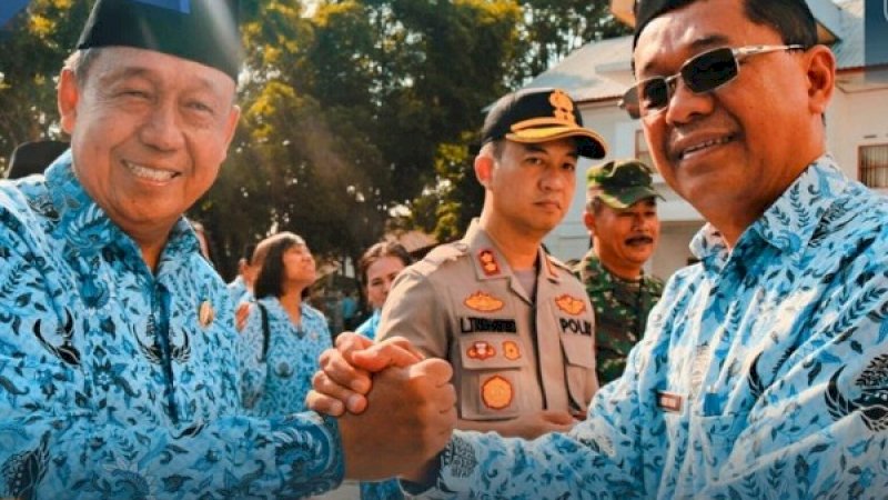 Kalatiku Paembonan, memberikan ucapan selamat ulang tahun kepada Sekda Toraja Utara, Rede Roni Bare.