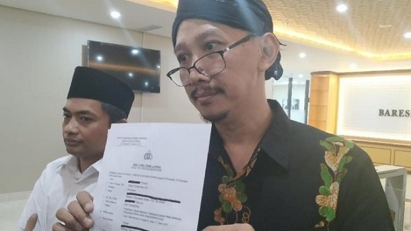 Permadi Arya alias Abu Janda, saat melaporkan Ustaz Maaher ke Bareskrim Polri.