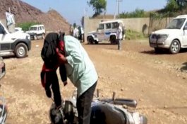 Panjat Tangga saat Tinjau Irigasi, Menteri dan Rombongan Disengat Lebah