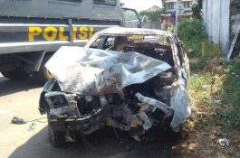 Mirip Film, Mobil Buronan Terbakar Dipepet Polisi, Pelaku Selamat