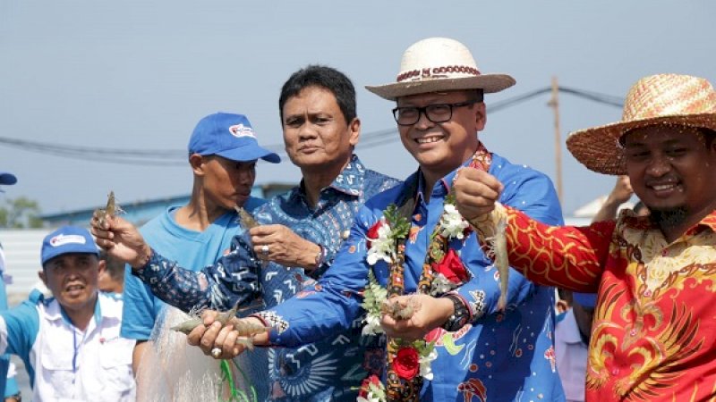 Menteri Kelautan dan Perikanan RI, Edhy Prabowo (kedua dari kanan), Wagub Sulsel Andi Sudirman Sulaiman (kanan) dan Bupati Barru Suardi Saleh (ketiga dari kanan), saat panen udang di Barru. 