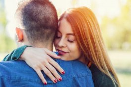 Alasan Ada Orang yang Suka Mencium Bau Pasangannya