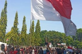 Bendera Raksasa Berkibar di Atas Mandala, Pengguna Jalan Singgah Hormat