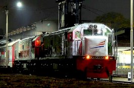 Akhiri Cinta 14 Tahun, Pasutri Melompat ke Depan Kereta Api yang Melaju