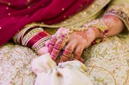 Tak Dapat Restu Orang Tua, Pasangan Ini Dinikahkan di Kantor Polisi