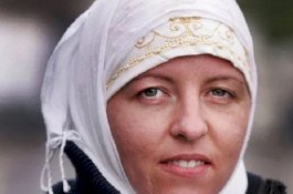 Dibekuk Bersama Putrinya, Mantan Tentara Wanita yang Gabung ISIS Diselimuti Kain Merah Muda