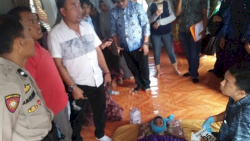 Polisi melakukan olah TKP di kediaman korban bunuh diri di Labbakkang, Pangkep.