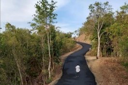 Jalan Membelah Daerah Terisolir Bone Tahap Pengaspalan, Persingkat Jarak hingga 100 Km
