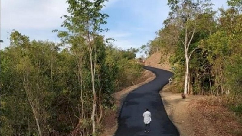 Jalanan yang membelah daerah terisolir di Bone.