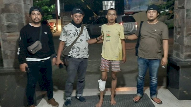 Seorang oknum ojek online di Makassar bernama Andika Wijaya alias Jaja (25) terpaksa ditembak Timsus Polsek Rappocini. 