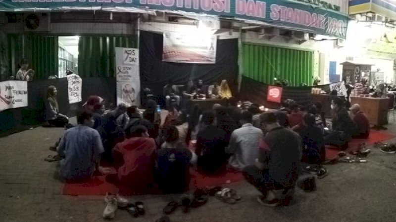 Badan Eksekutif Mahasiswa (BEM) Fakultas Psikologi Universitas Indonesia Timur (UIT) menggelar diskusi di depan Kampus 1 UIT Makassar, Jalan Rappocini, Senin malam (2/12/2019). 