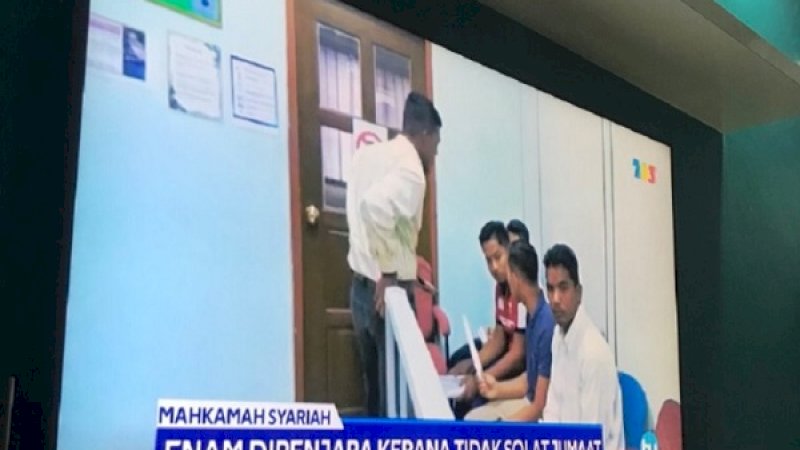 Tayangan di TV3, enam pria dibui setelah terjaring razia salat Jumat oleh polisi syariah Trengganu, Malaysia.