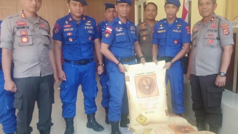 Kapolres Pangkep, AKBP Ibrahim Aji (kiri), bersama Kasatpolair Polres Pangkep Iptu Deki (kedua dari kiri), dalam press rilis penemuan 50 karung bahan peledak.