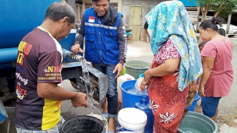 Pendistribusian air bersih di Bone.