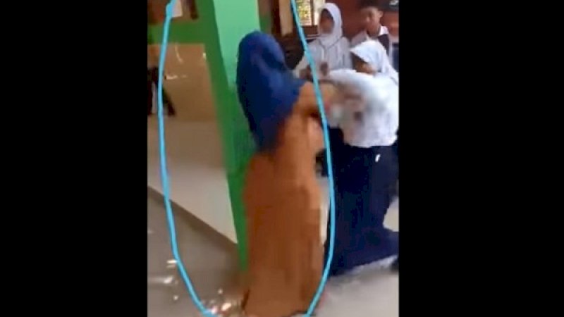 Potongan rekaman siswi berkelahi dengan bu gurunya.