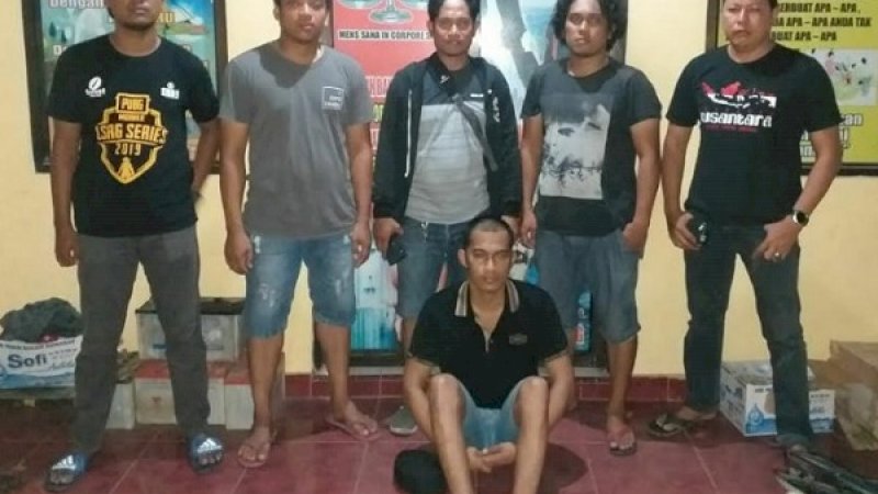 Indra Setiawan (28), tak bisa lagi jualan nasi kuning. Tim Crime Fighter Polres Pinrang, Sulawesi Selatan, menjemputnya di rumahnya. 