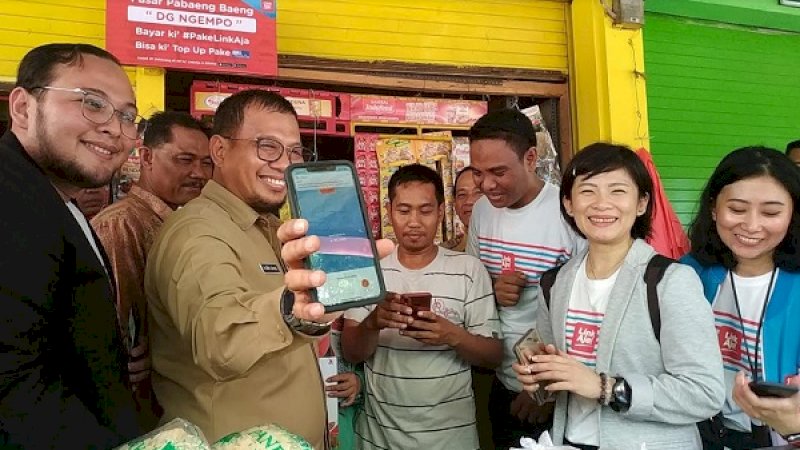 Iqbal Suhaeb memperlihatkan aplikasi Link Aja di smartphone-nya.