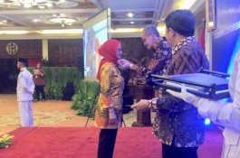 Deputi Gubernur BI Sematkan PIN BI Institute kepada IDP