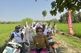 Nyetir Motor Sendiri, IDP Road Show Bersama Ratusan Petani