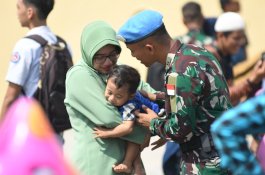 Tangis Haru Keluarga dalam Pengiriman 400 Pasukan ke Lebanon