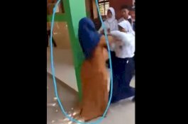Siswi SMP yang Adu Jotos dengan Gurunya Jatuh Pingsan