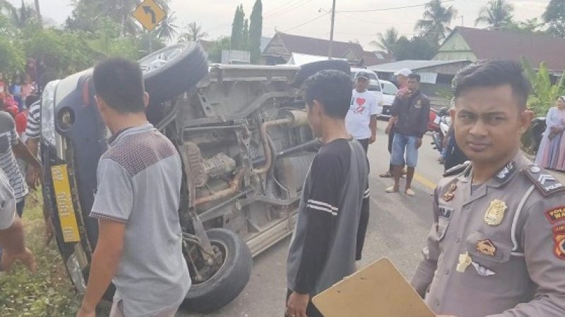 Mobil Isuzu Panther dengan nomor polisi DD 1806 AO dan Honda CR-V DD 1895 UE terlibat tabrakan di ruas jalan, Desa Cirowali, Kabupaten Wajo, Sulawesi Selatan, Selasa, (03/12/2019).