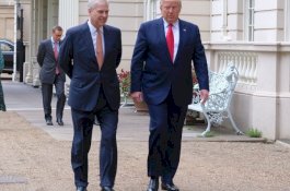 Trump Ngaku Tidak Kenal Pangeran Andrew, Tapi Foto Mereka Berkata Lain