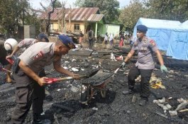 Dipimpin Danyon, 40 Personel Yon C Pelopor Bantu Bersihkan Puing Kebakaran di Kelurahan Biru
